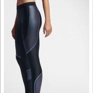 NIKE LEGGINGS SIZE SMALL